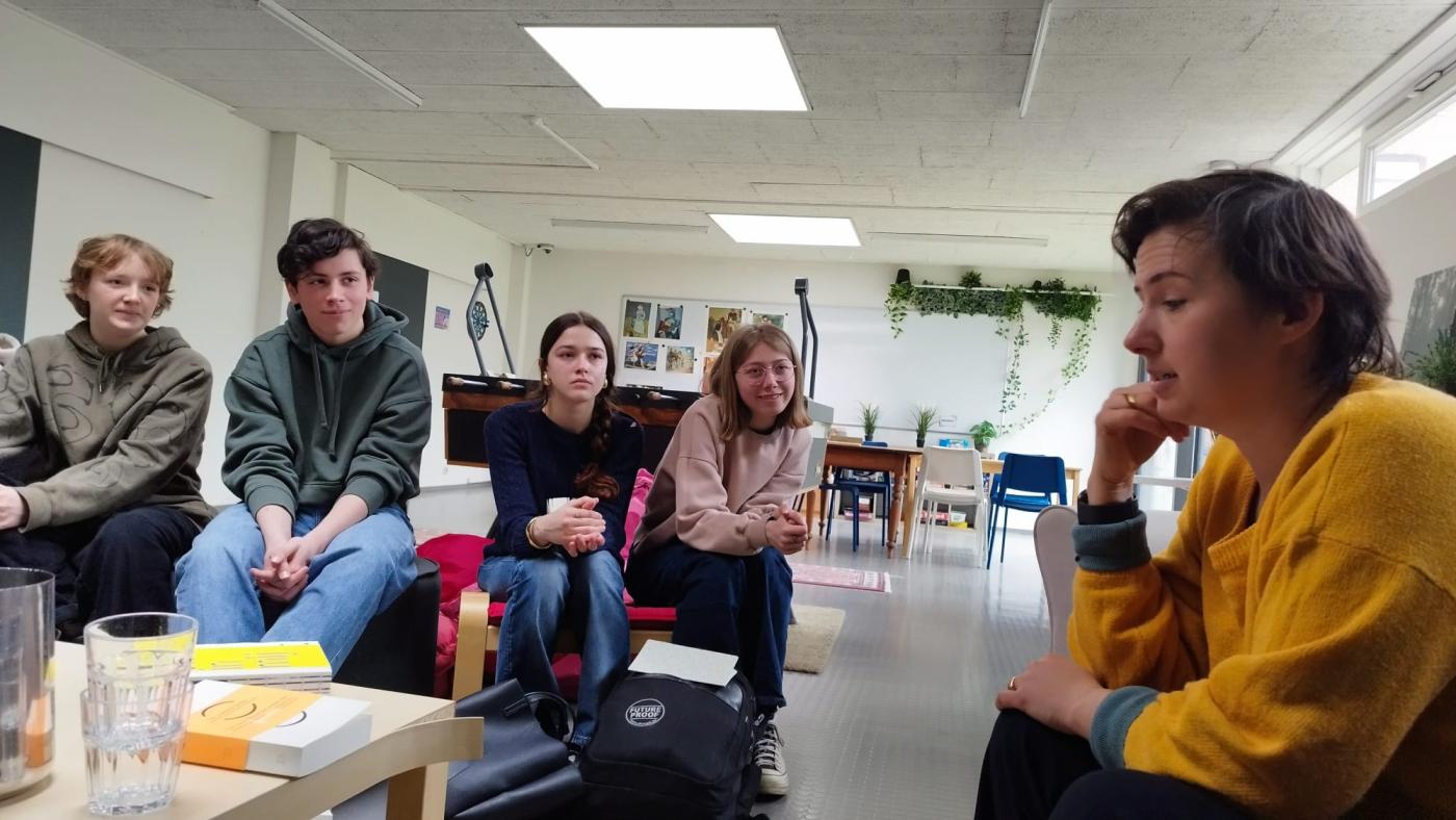 Auteursbezoek Maud Van Hauwaert in Lemmensinstituut Leuven, auteur Maud Van Hauwaert met enkele leerlingen