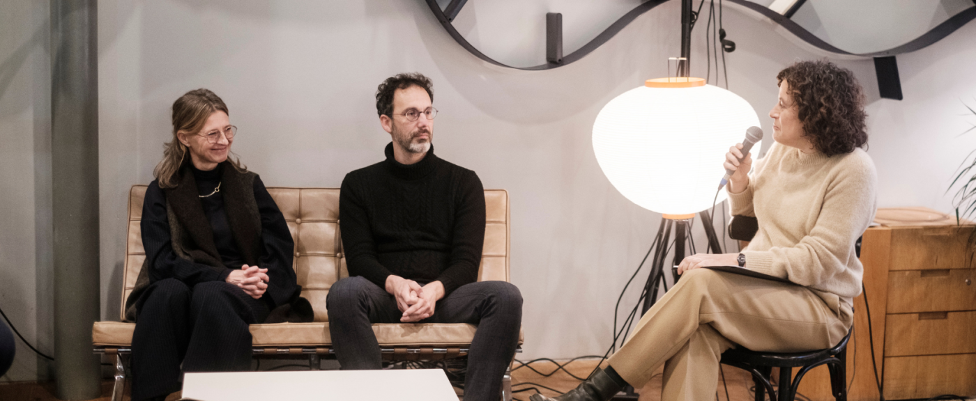 Twee mensen op een bank worden geïnterviewd door Silvie Moors