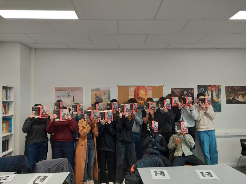 Leerlingen in de klas tonen hun exemplaar van het boek 'Oroppa'.