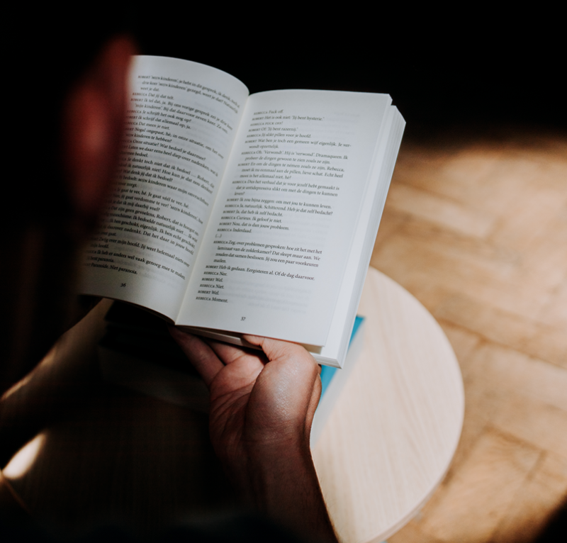Man leest boek