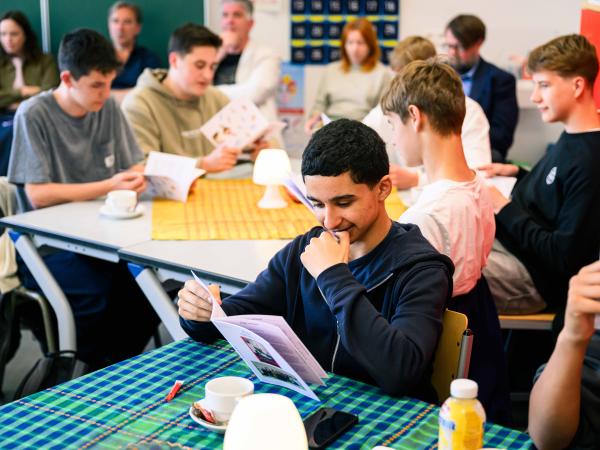 Lezende jongeren in de klas